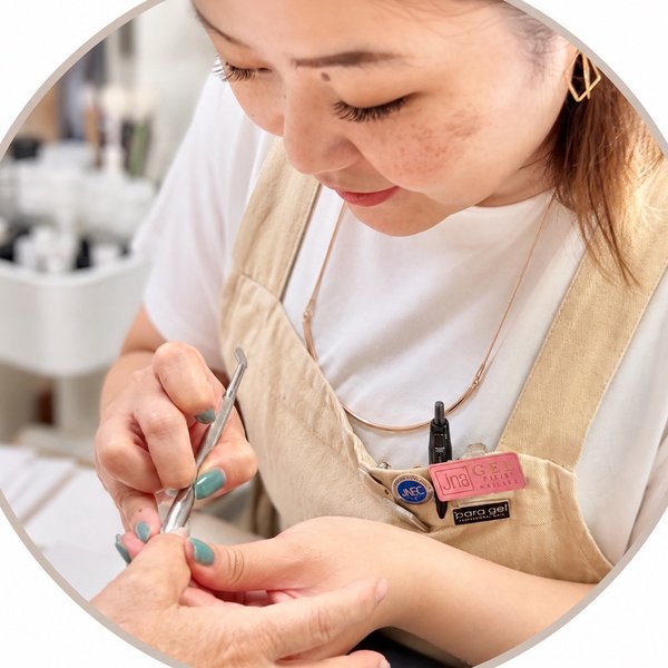 施術中のna_yu.nail オーナー 藤原ゆりや