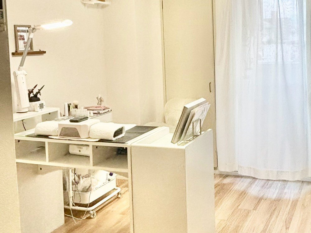 na_yu.nailの個室。施術デスクと窓辺